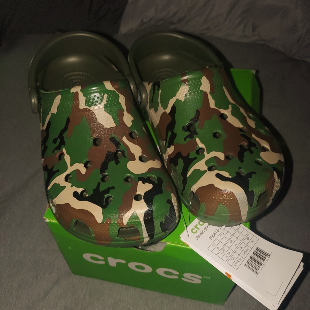 Camo crocs kids size 5